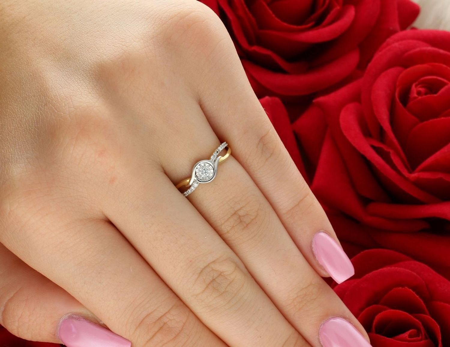 Klasyczny pierścionek zaręczynowy z żółtego i białego złota 585, rozmiar 12. 17 diamentów o masie 0,15 ct. Certyfikat PTG. Idealny prezent z klasą.1.jpg